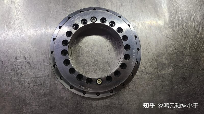 深沟球轴承材质揭秘：材质分类与标准解析**